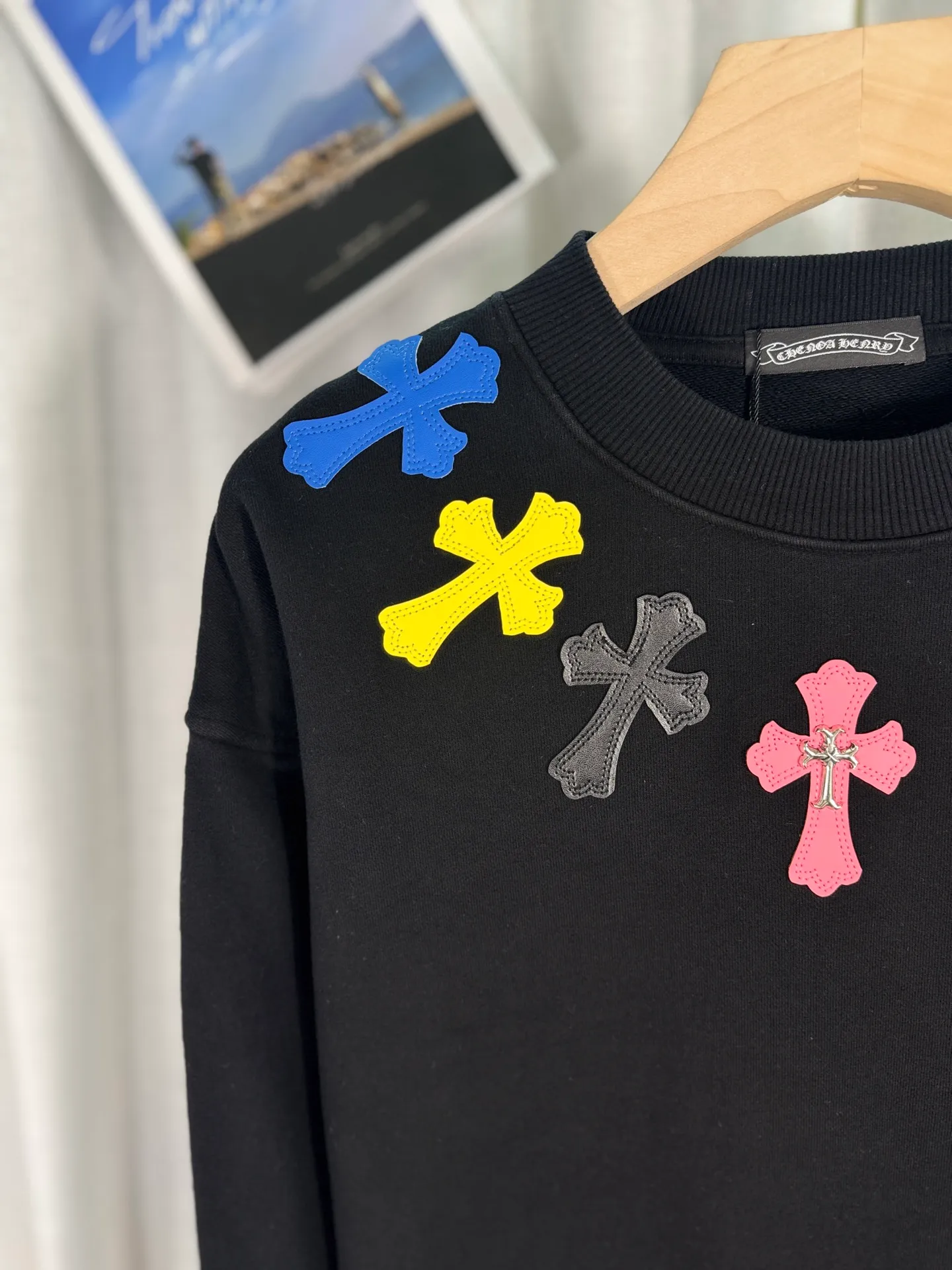 P260 top version, real shot without P, ​​different from market currency) 𝗖𝗵𝗿𝗼𝗺𝗲 𝗛𝗲𝗮𝗿𝘁𝘀/Cro Heart 2025 washed patch embroidery autumn and winter new original single counter American laser burnt 3D three-dimensional color embroidered couple casual sweatshirt 👑The highest version! Customized fabric 420g tripe terry fabric! American acid-washed and distressed original fabric laser burnt ✟appliqué embroidery and exquisite embroidery of letters! The best-selling model in the counter, very comfortable to wear. Accessories: original molded and authenticated collar label➕100% silk wash label. Genuine purchase-grade original hangtag➕matching hanging rope➕3D hanging beads➕original packaging bag. Craftsmanship: The original version has consistent wiring! The highest version of the armhole matching technique! Color: White Black Size: S M L XL Style No.: 9313